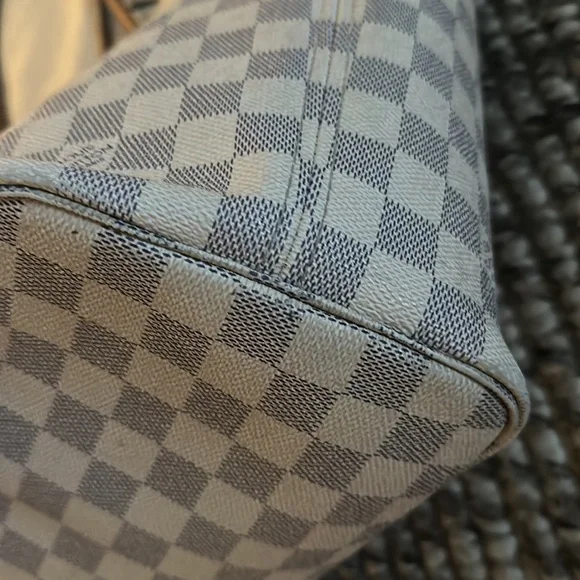 The Neverfull MM tote unites timeless design with heritage details. - Picture 10 of 17